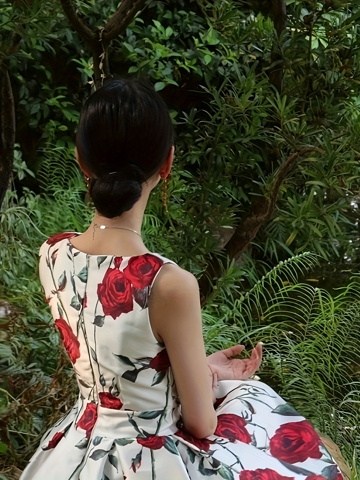 Robe longue sans manches imprimée roses rouges