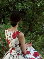 Robe longue sans manches imprimée roses rouges