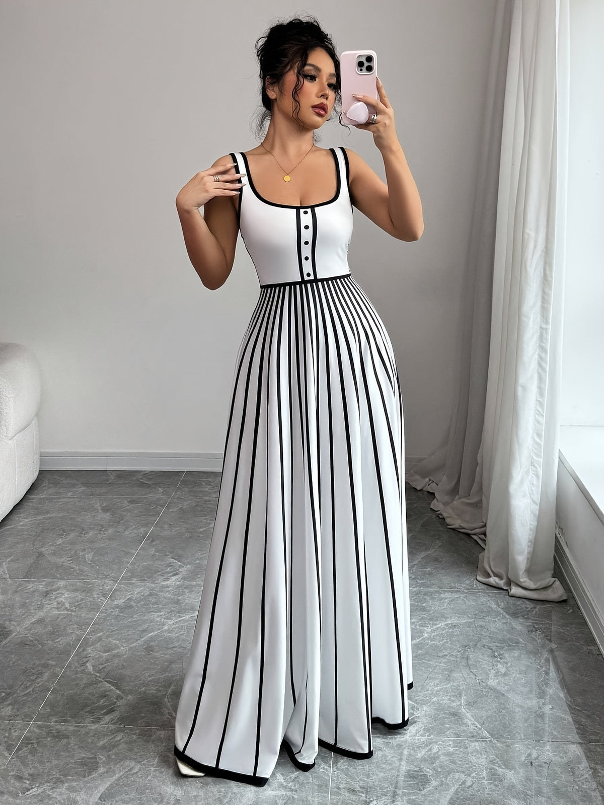 Robe élégante longue à rayures noires et blanches