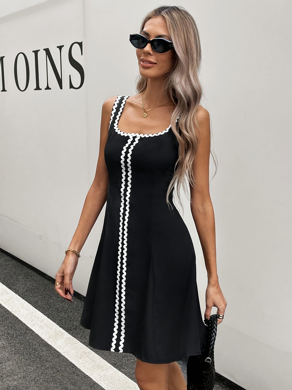 Robe noire élégante sans manches à encolure carrée #Paris