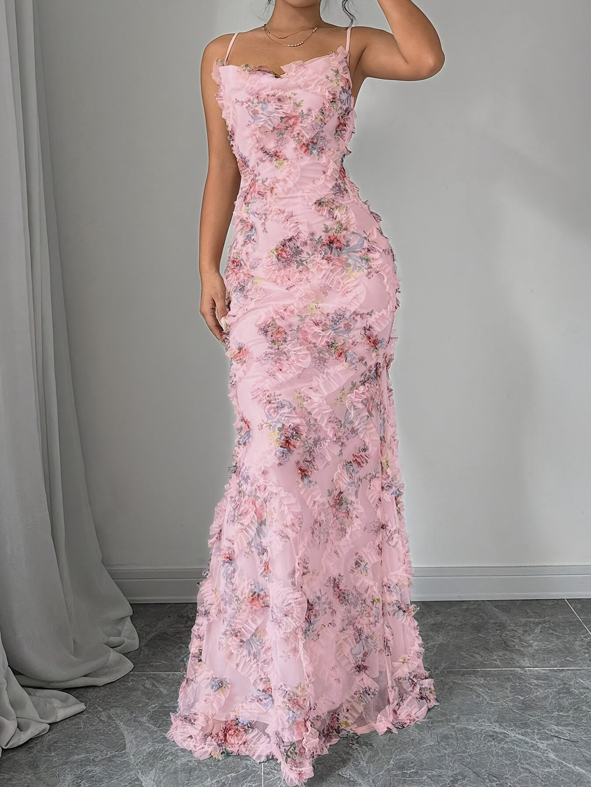 Robe longue fleurie à épaules dénudées et ourlet volanté
