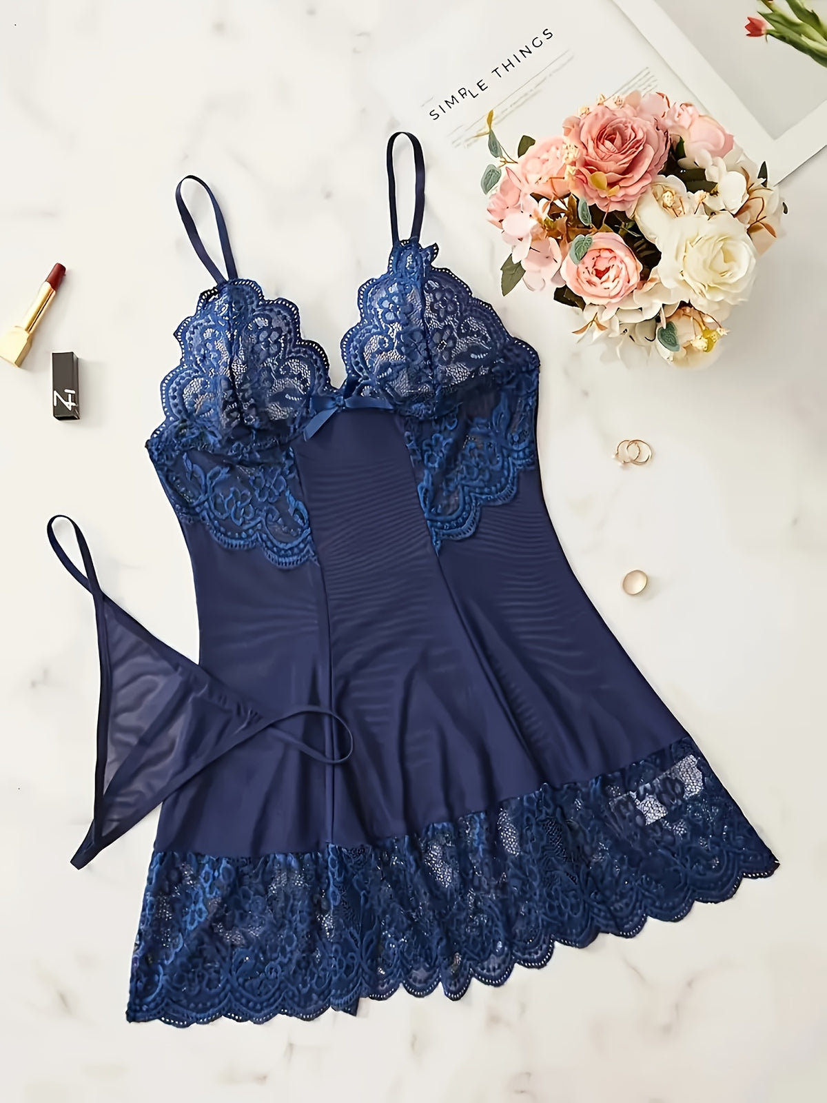 Nuisette bleu élégante, dentelle fine et nœud délicat