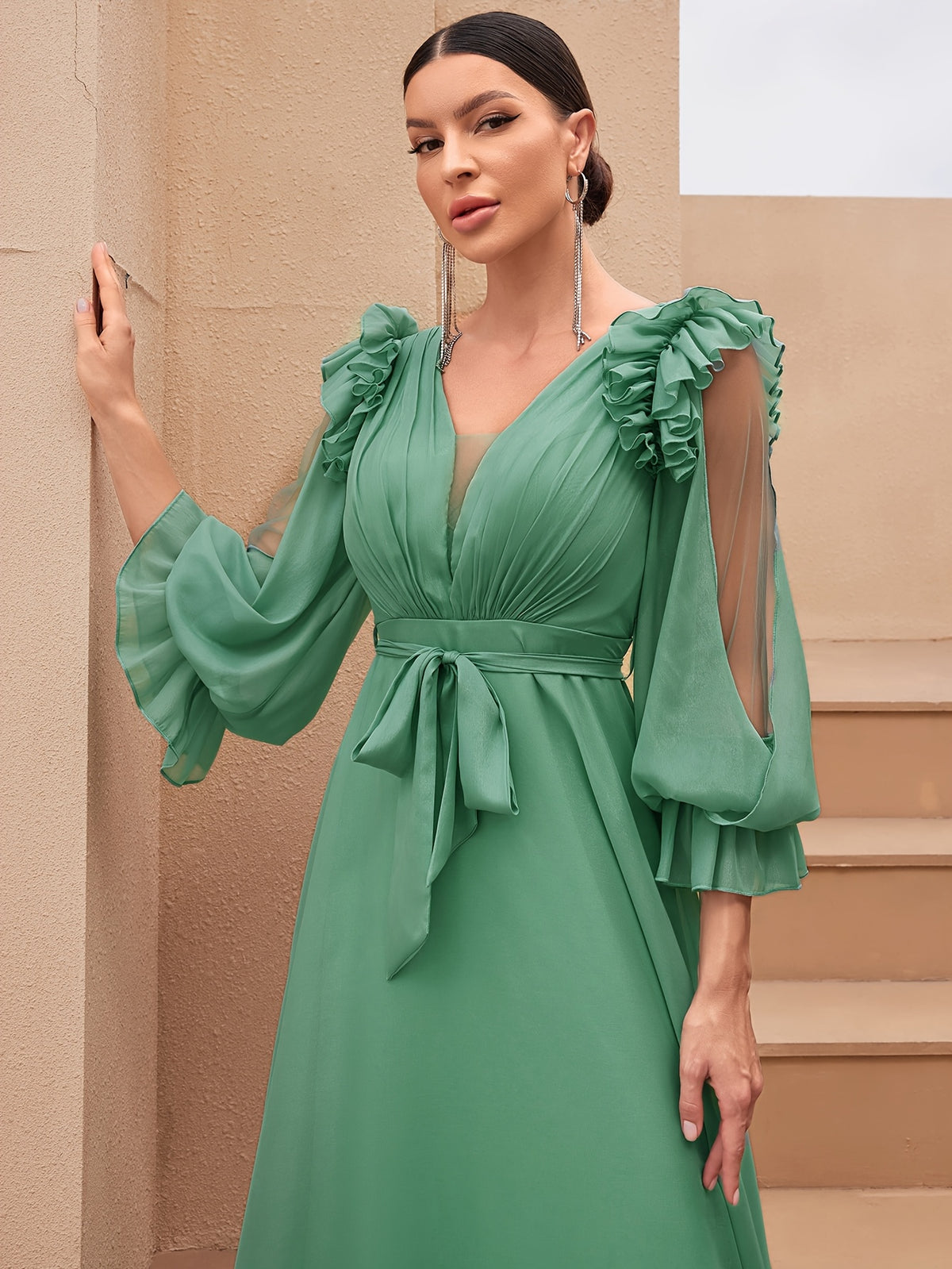 Robe longue élégante à manches bouffantes en dentelle