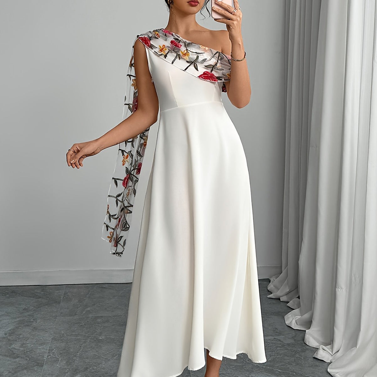 Robe longue française avec épaules dénudées