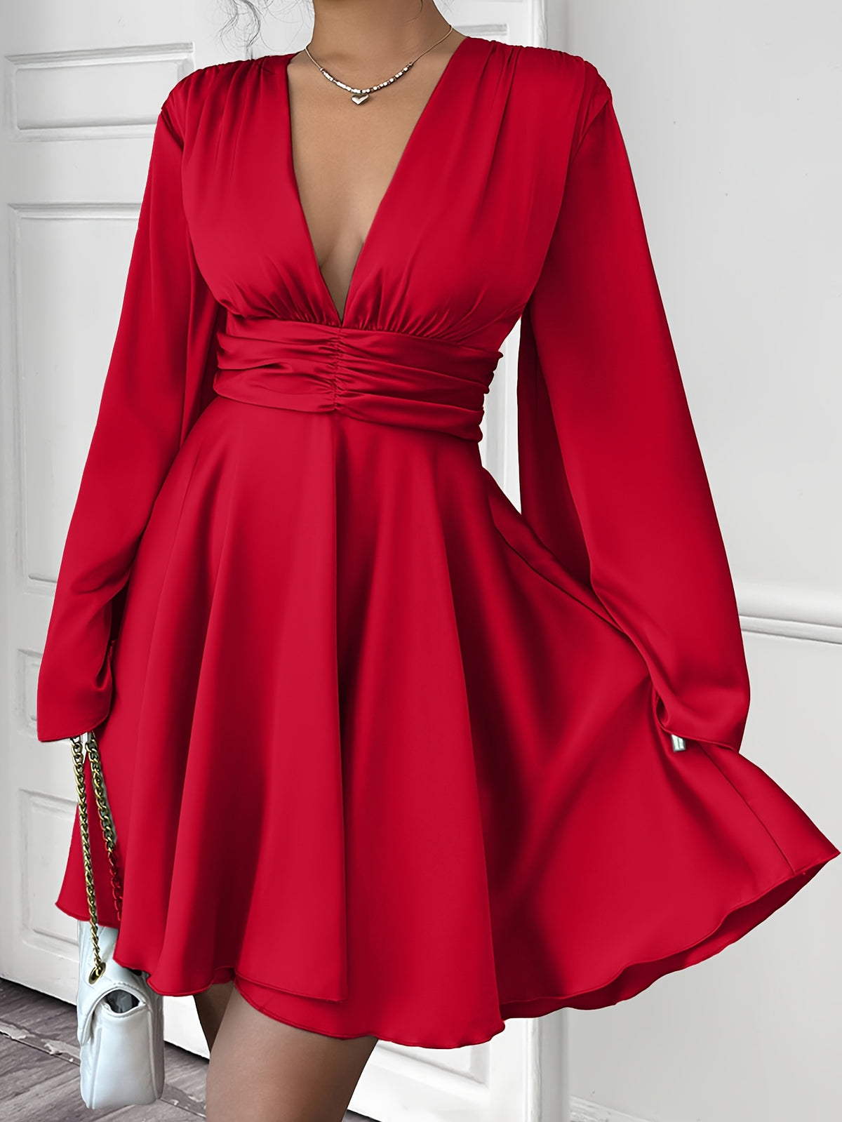 Robe mini plissée élégante à manches longues