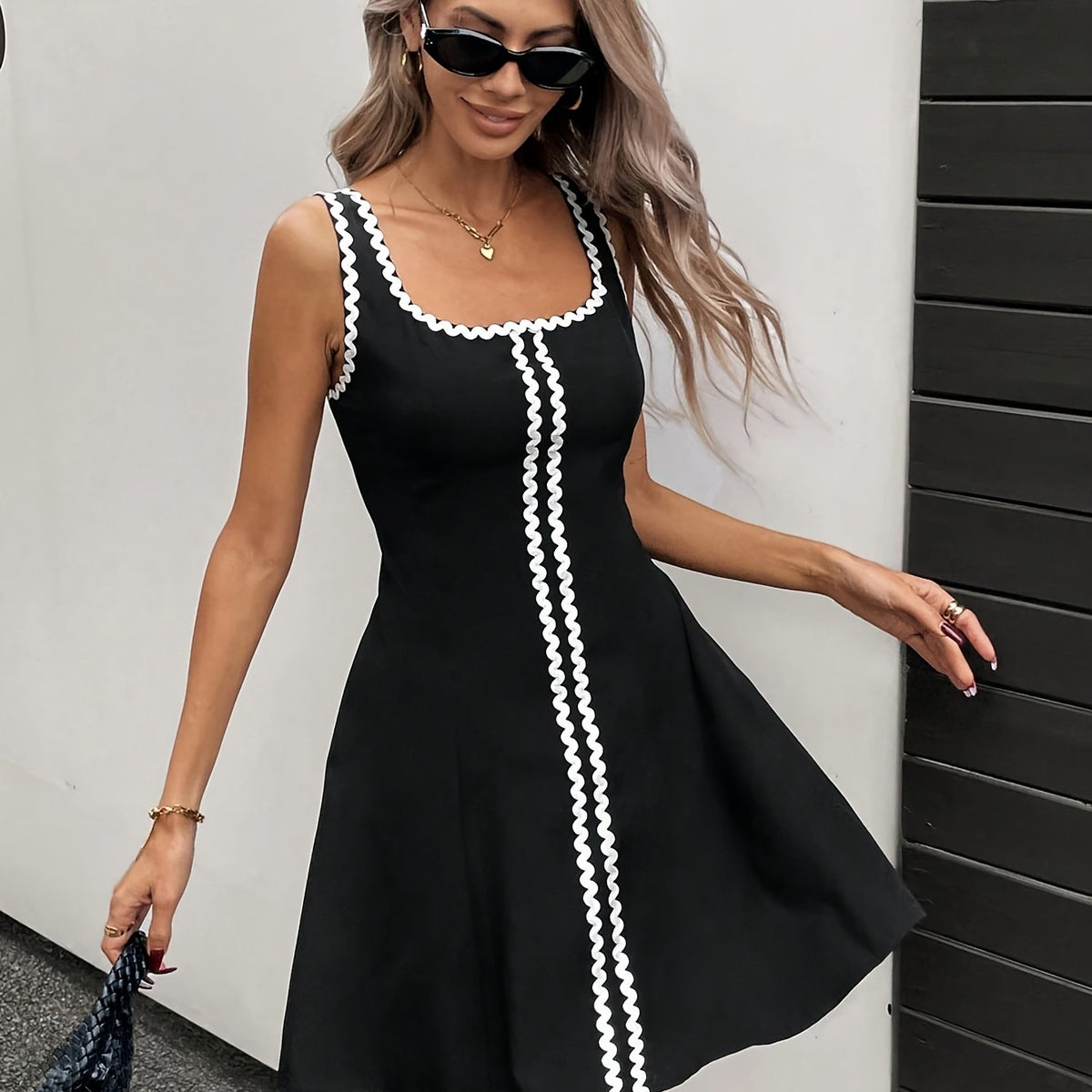 Robe noire élégante sans manches à encolure carrée #Paris