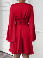 Robe mini plissée élégante à manches longues