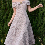 Robe élégante à épaules dénudées avec imprimé floral