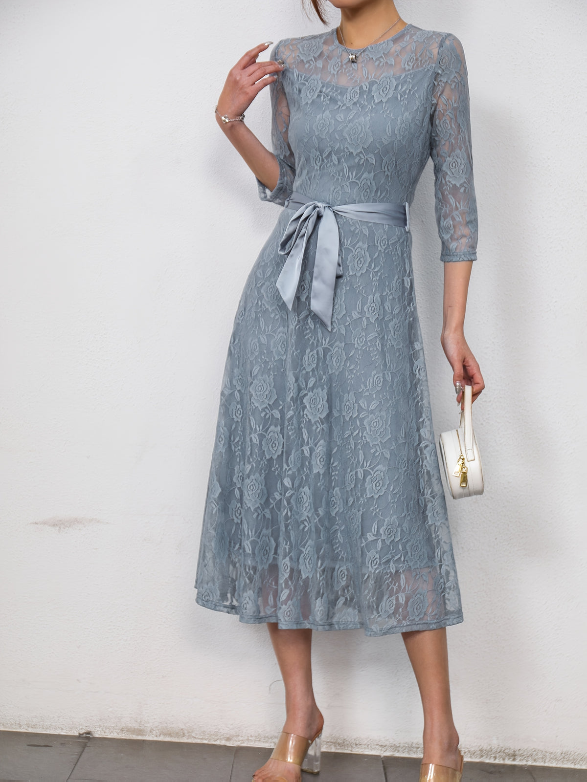 Robe midi élégante en dentelle florale