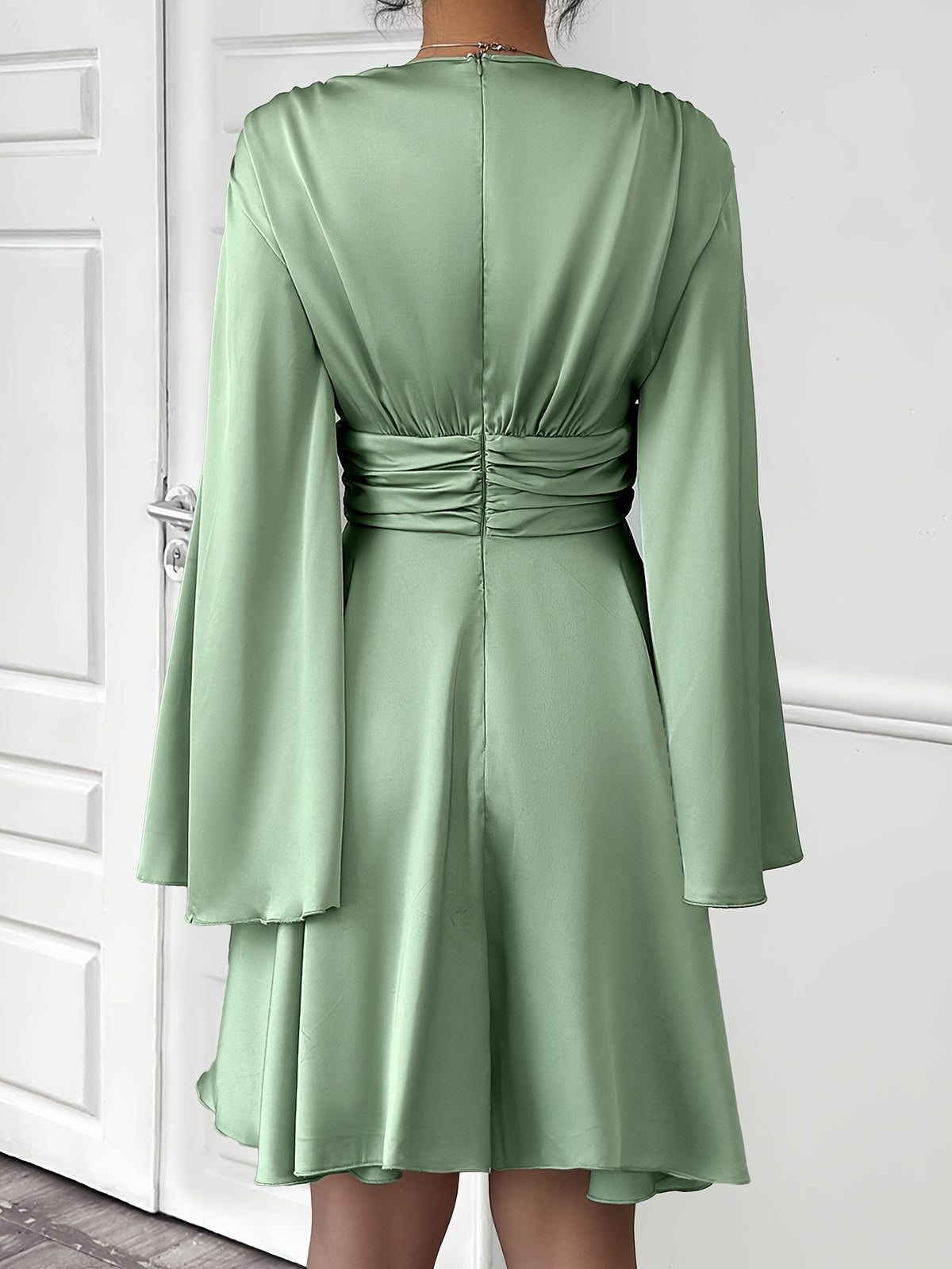 Robe mini plissée élégante à manches longues