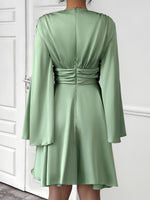 Robe mini plissée élégante à manches longues