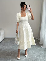 Robe élégante à col carré et manches bouffantes XS