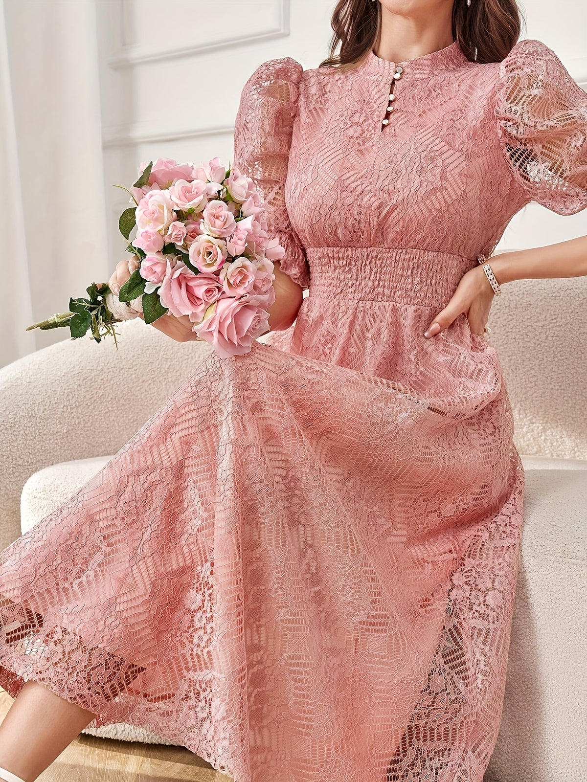 Robe longue élégante à col montant