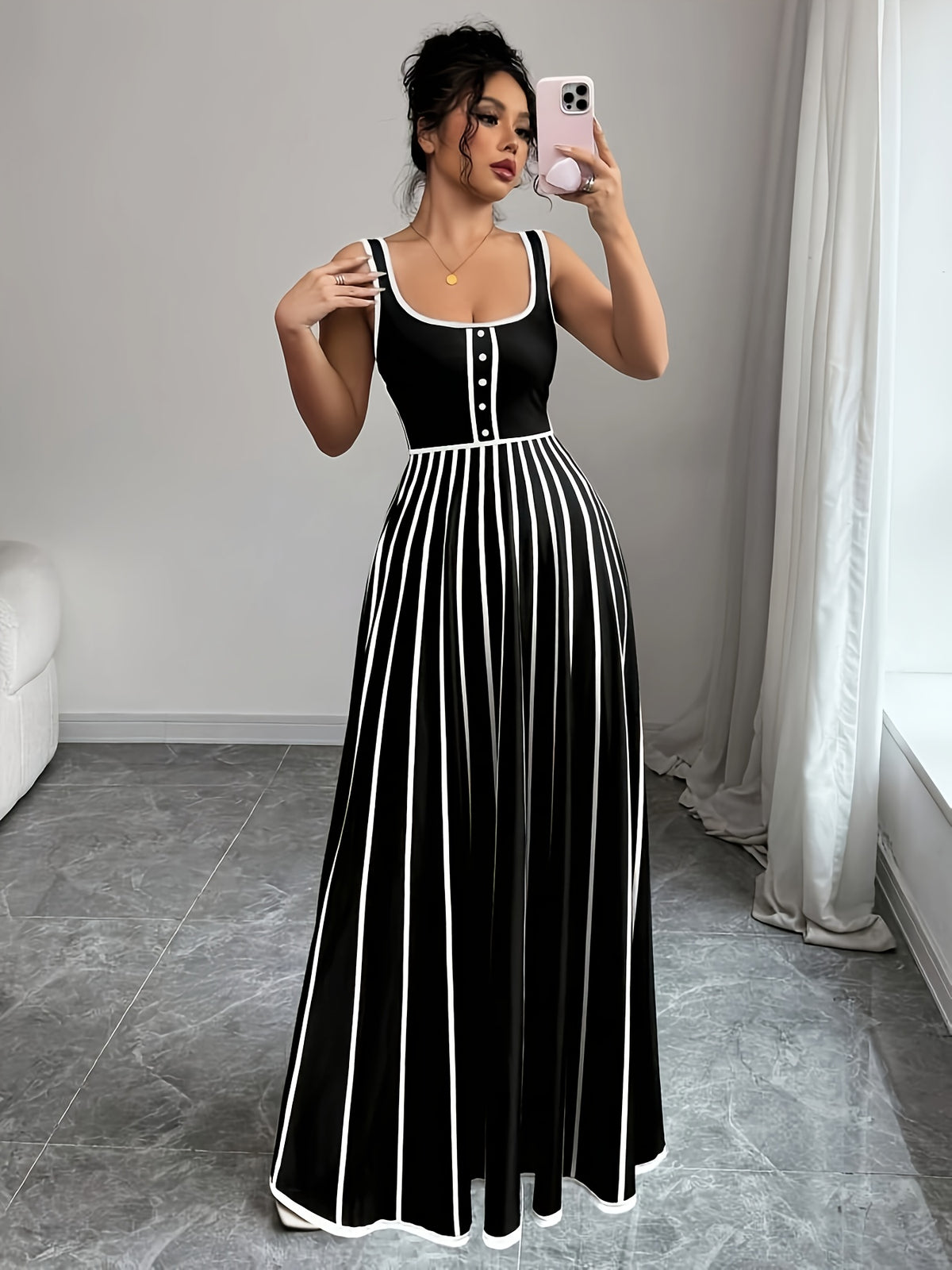 Robe élégante longue à rayures noires et blanches