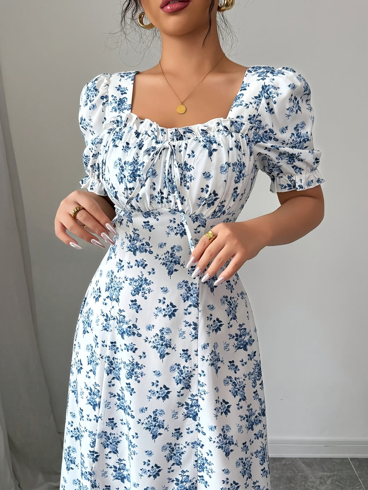 Robe mini élégante à imprimé floral bleu et blanc #Paris
