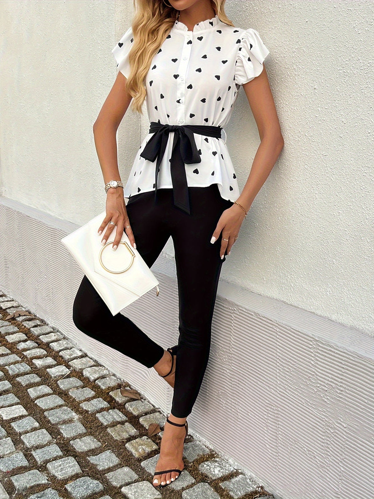 Chic ensemble deux-pièces "New Love" avec chemise à motif cœur et pantalon serré noir.