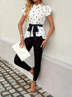 Chic ensemble deux-pièces "New Love" avec chemise à motif cœur et pantalon serré noir.