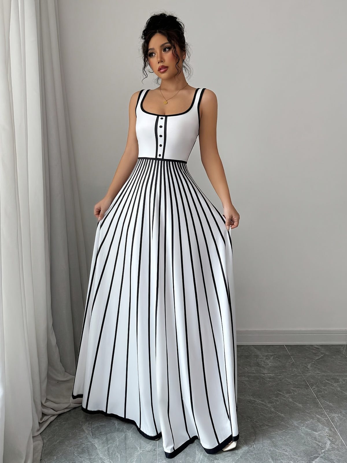 Robe élégante longue à rayures noires et blanches