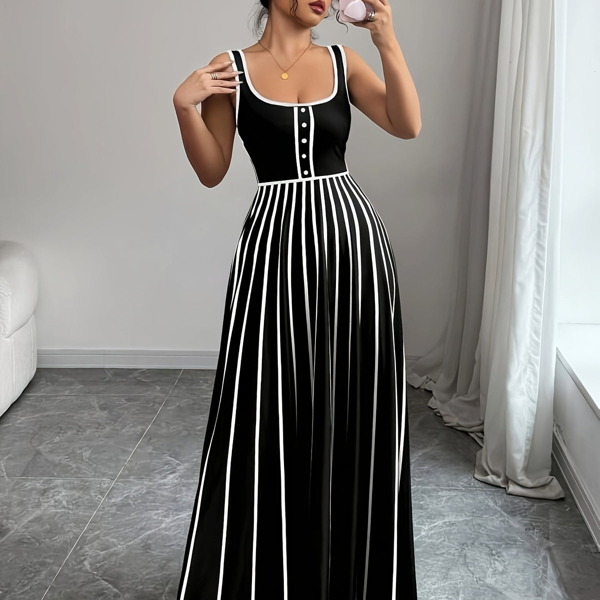 Robe élégante longue à rayures noires et blanches