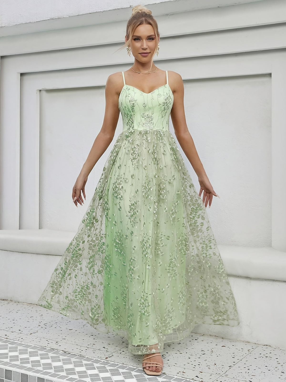 Robe longue élégante dos nu avec dentelle brodée