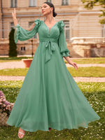 Robe longue élégante à manches bouffantes en dentelle