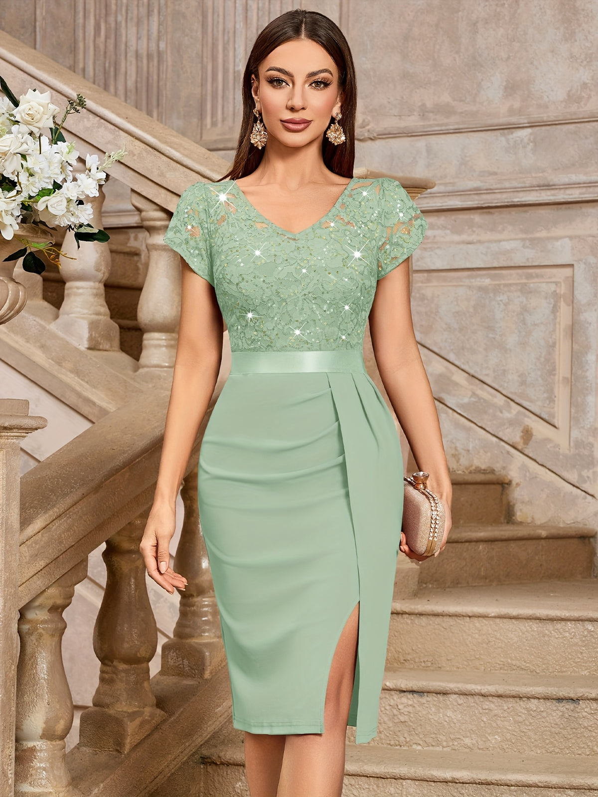 Robe élégante en dentelle à sequins avec manches pétales