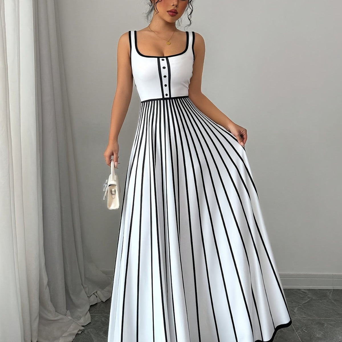 Robe élégante longue à rayures noires et blanches