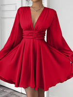 Robe mini plissée élégante à manches longues