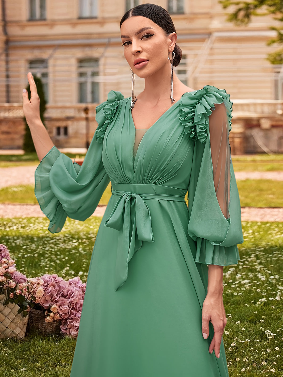Robe longue élégante à manches bouffantes en dentelle