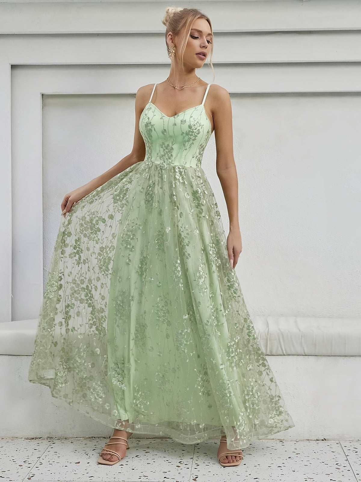 Robe longue élégante dos nu avec dentelle brodée