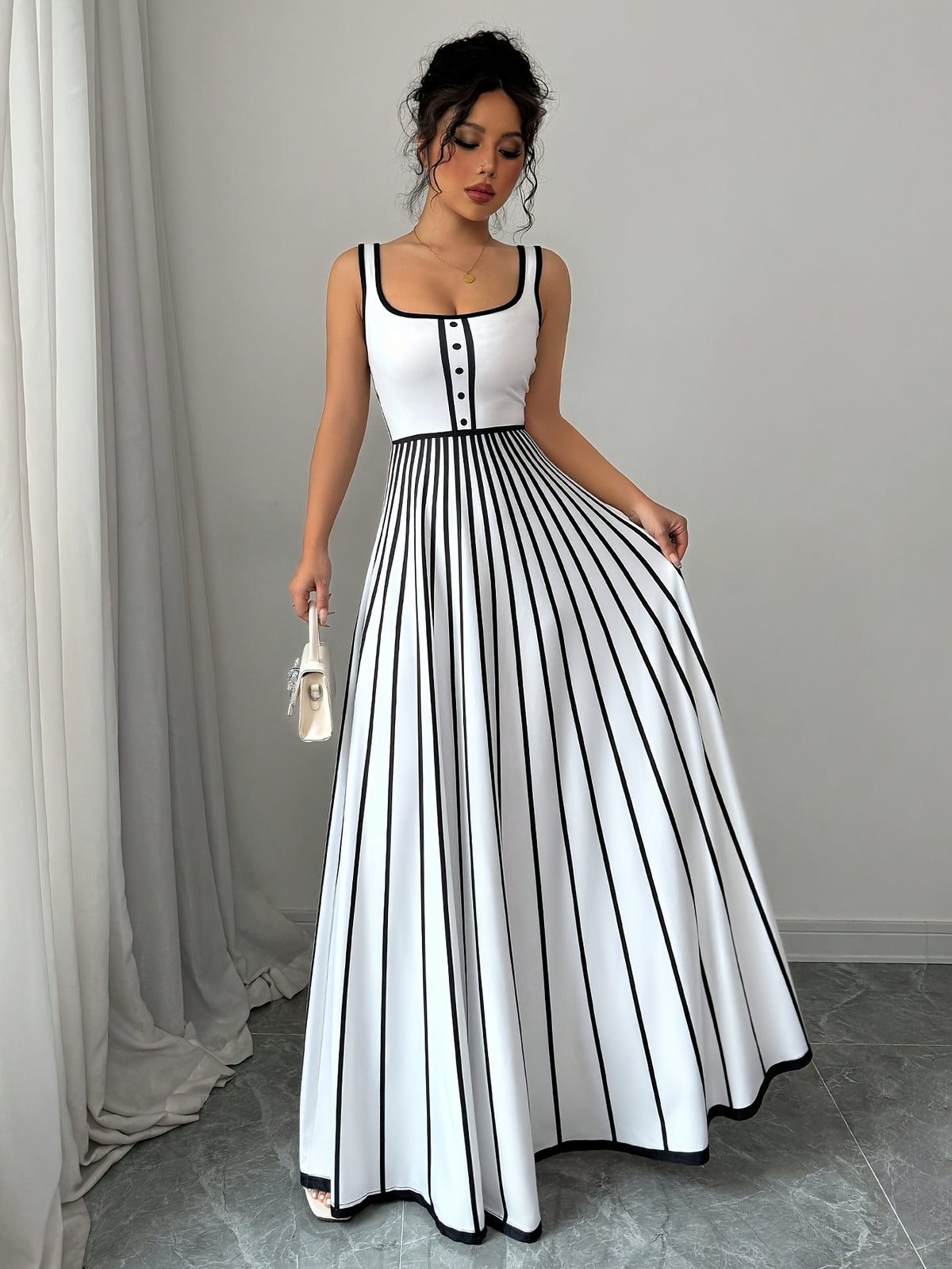 Robe élégante longue à rayures noires et blanches
