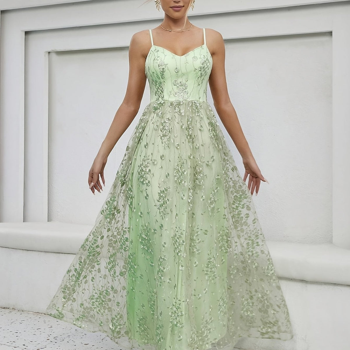 Robe longue élégante dos nu avec dentelle brodée