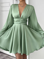 Robe mini plissée élégante à manches longues
