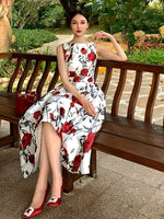 Robe longue sans manches imprimée roses rouges