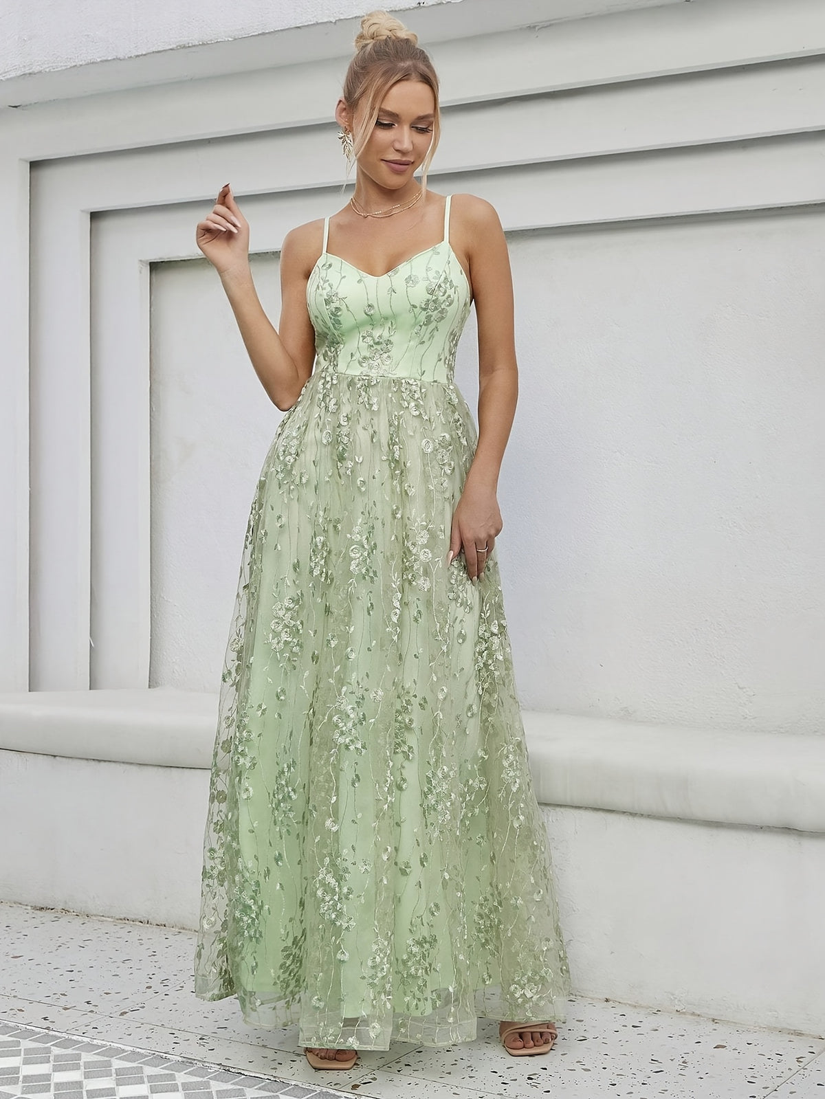 Robe longue élégante dos nu avec dentelle brodée