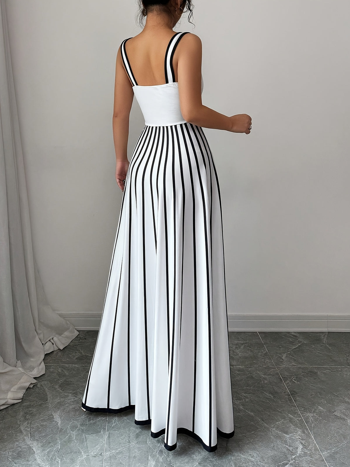Robe élégante longue à rayures noires et blanches