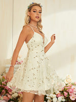 Robe courte romantique sans manches à bretelles fines