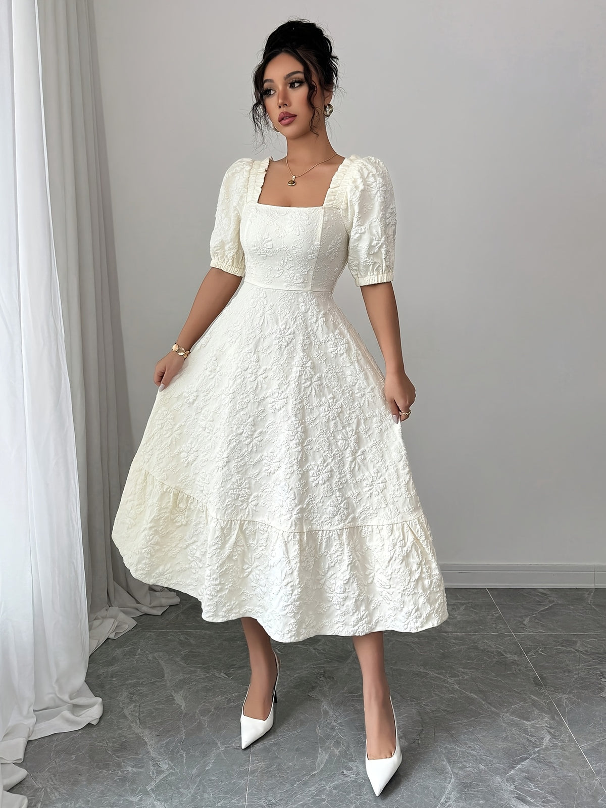 Robe élégante à col carré et manches bouffantes XS