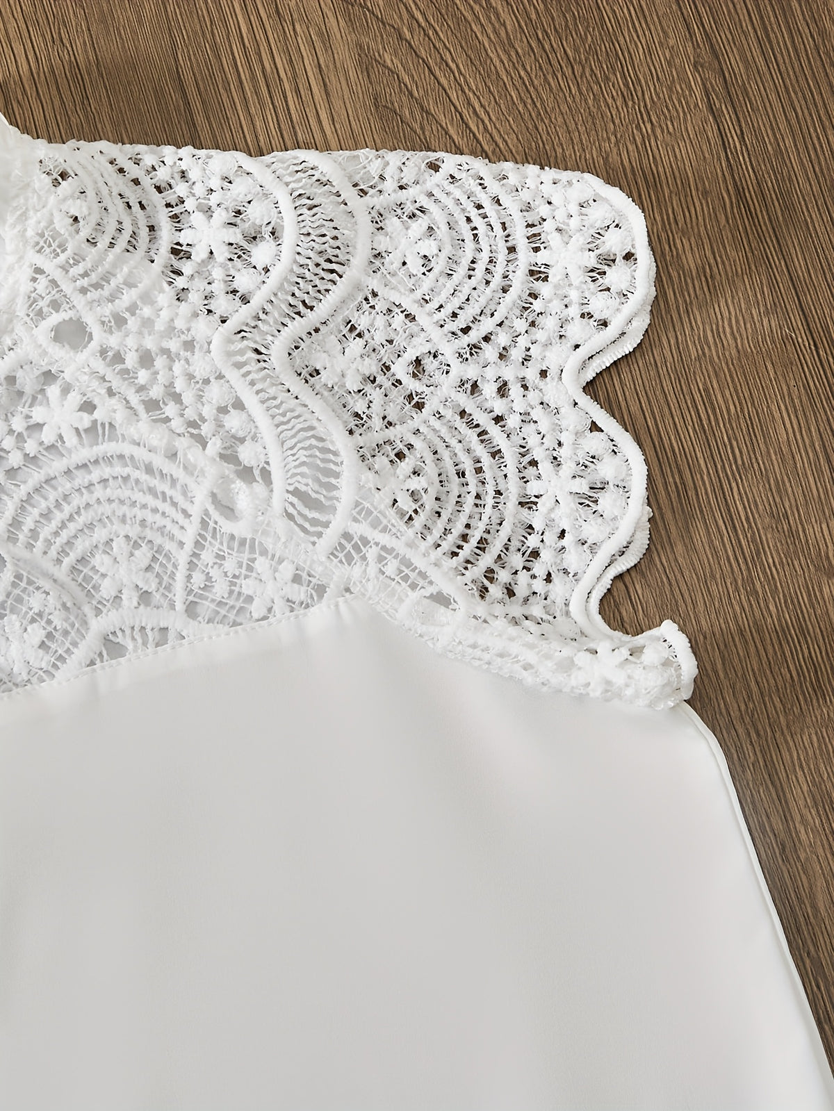 Ensemble élégant pour jeunes femmes avec top à manches en dentelle