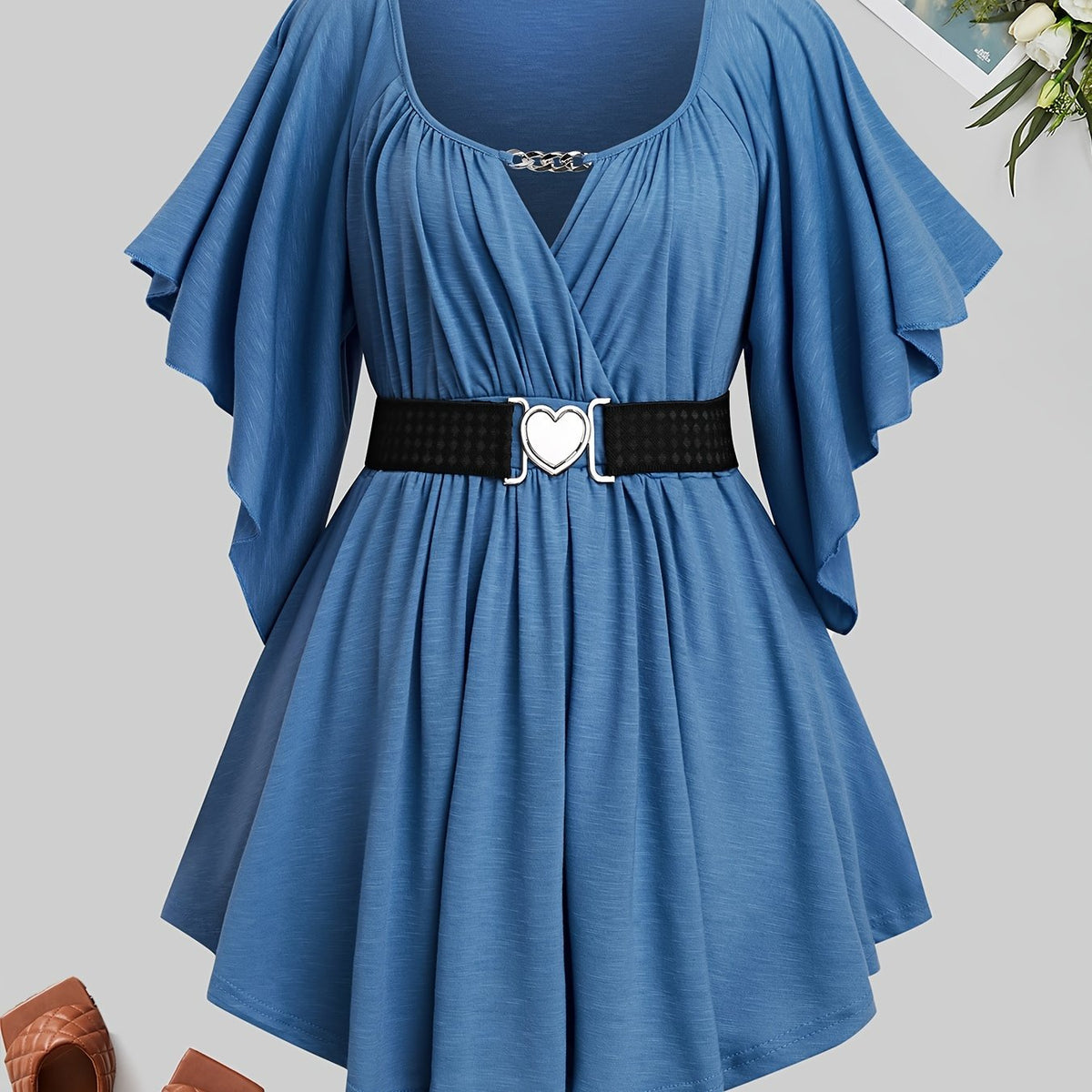 T-shirt élégant grande taille avec chaîne cœur et ceinture