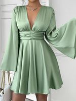 Robe mini plissée élégante à manches longues