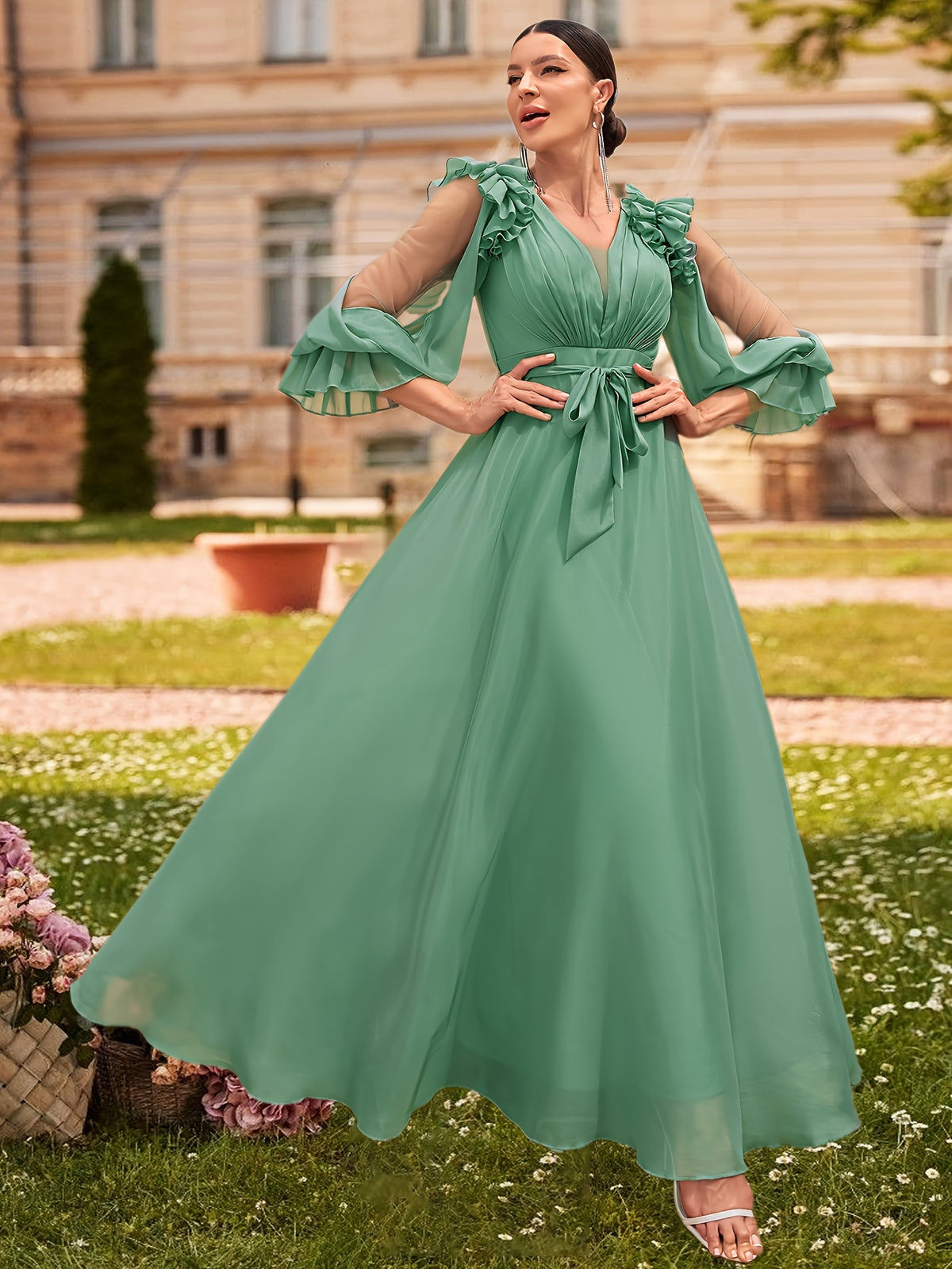 Robe longue élégante à manches bouffantes en dentelle