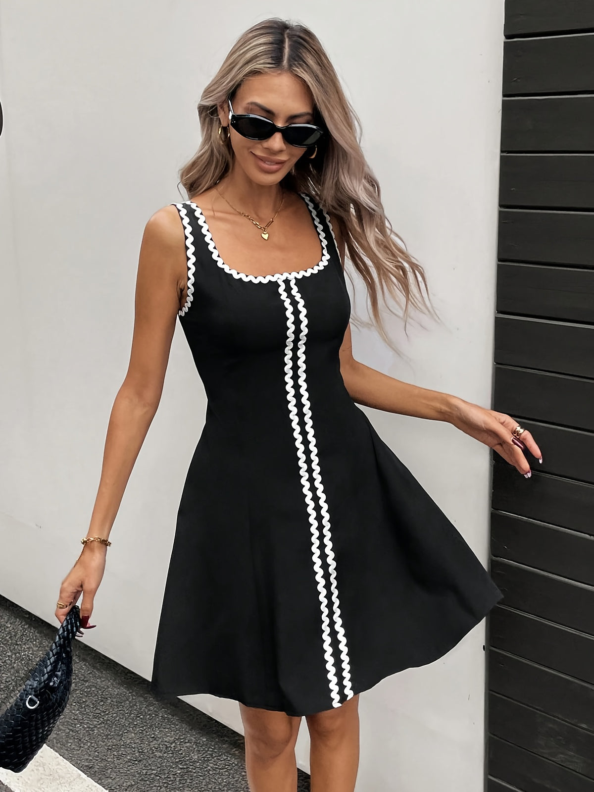 Robe noire élégante sans manches à encolure carrée #Paris