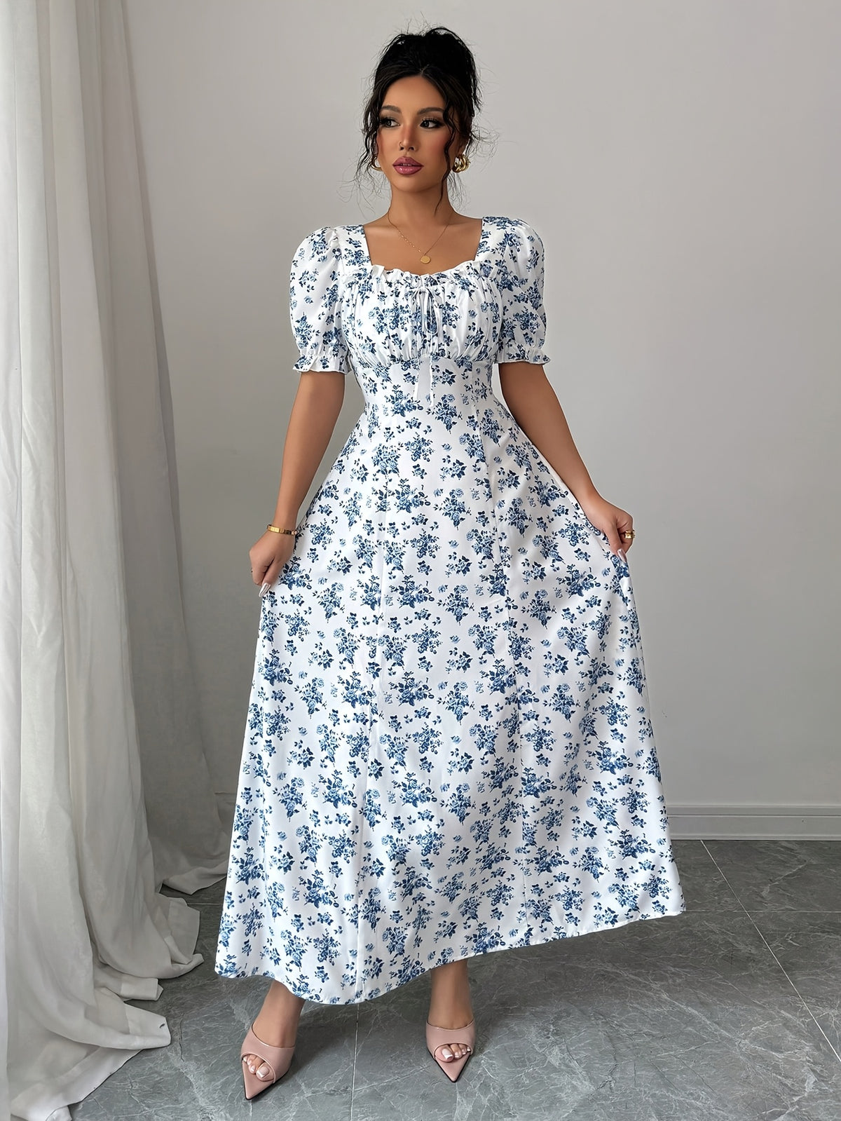 Robe mini élégante à imprimé floral bleu et blanc #Paris