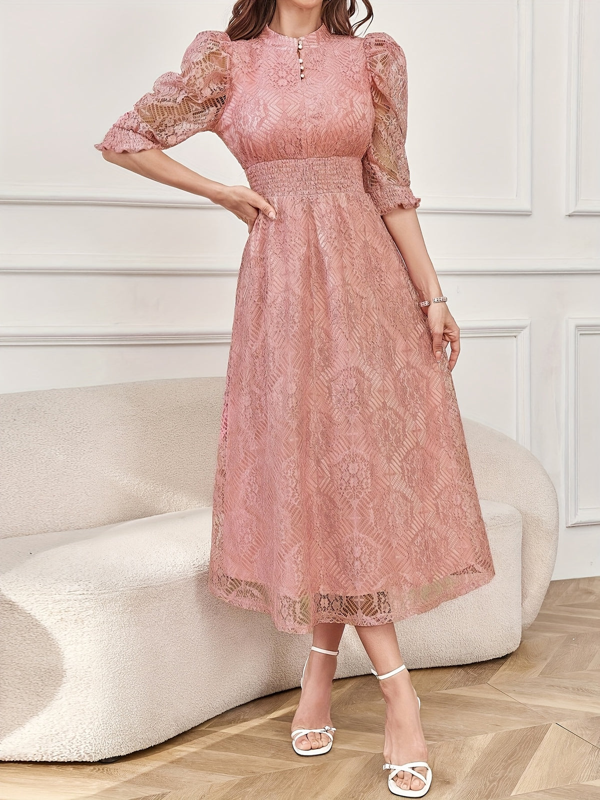Robe longue élégante à col montant