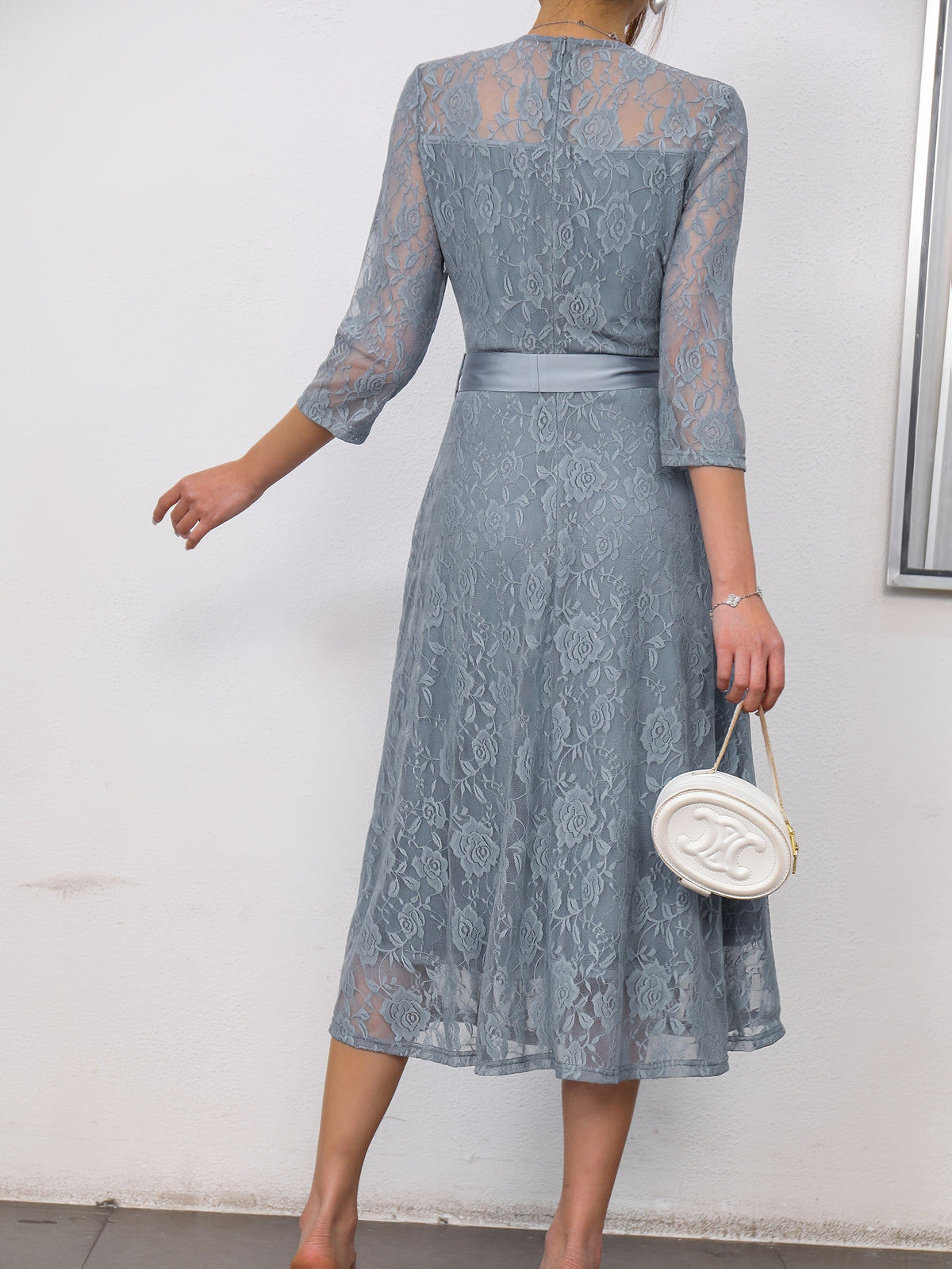 Robe midi élégante en dentelle florale