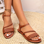 Comfortable women's summer sandals with a minimalist design, easy slip-on style, soft cushioning, ideal for casual and elegant looks.