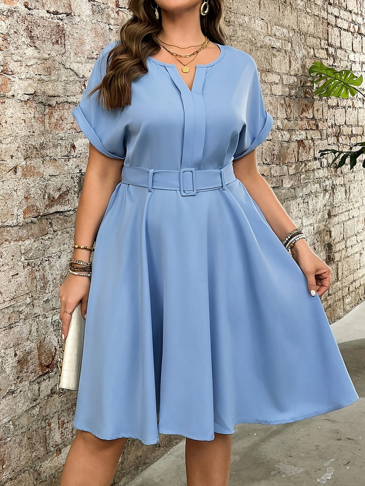 Robe bleue clair à col cranté et manches courtes