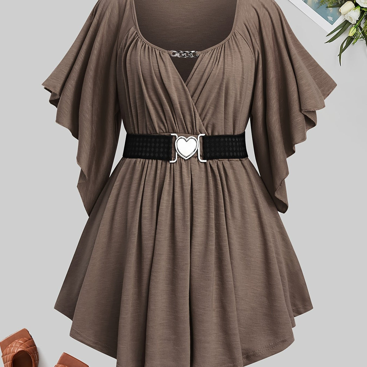 T-shirt élégant grande taille avec chaîne cœur et ceinture