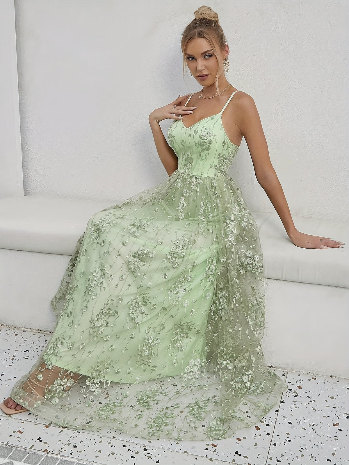 Robe longue élégante dos nu avec dentelle brodée
